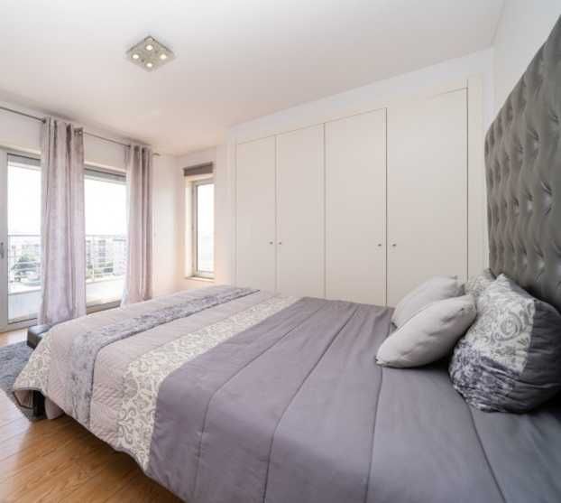 Cama cinza com banqueta e colchão