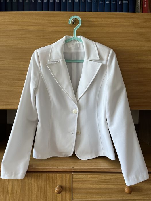 Biała elegancka marynarka damska