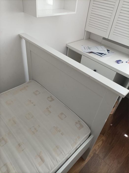 Łóżko drewniane z materacem, kolor biały
