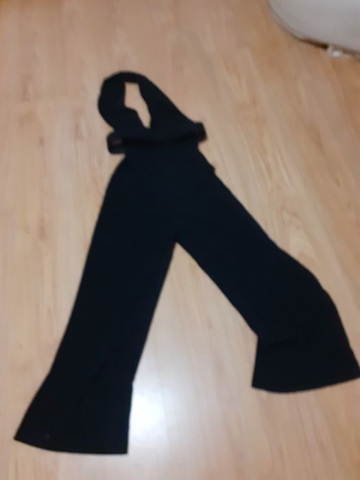 Macacão preto com cinto amovível e costas abertas