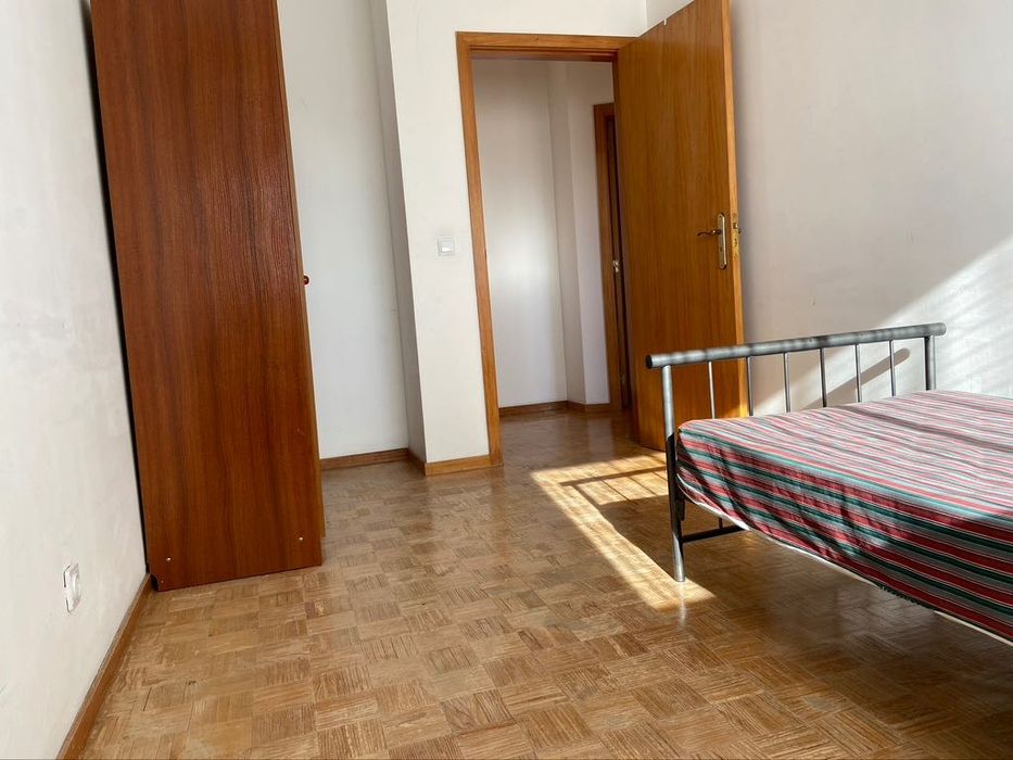T2 Arrendo – Muito Sol (Sudoeste), Piso Alto, Silêncio, Sossego, e Transportes: Comboio, Metro e BUS - PRAGAL (5 minutos a pé)