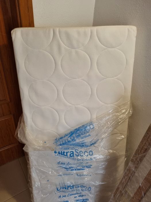 Caminha bebé com colchão novo