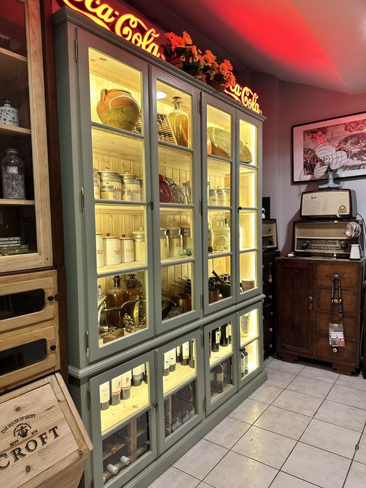 Armarios louceiros vintage! Iluminados e de varias cores…