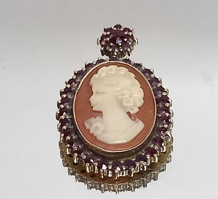 Stary wisior, kamea z granatami, srebro złocone