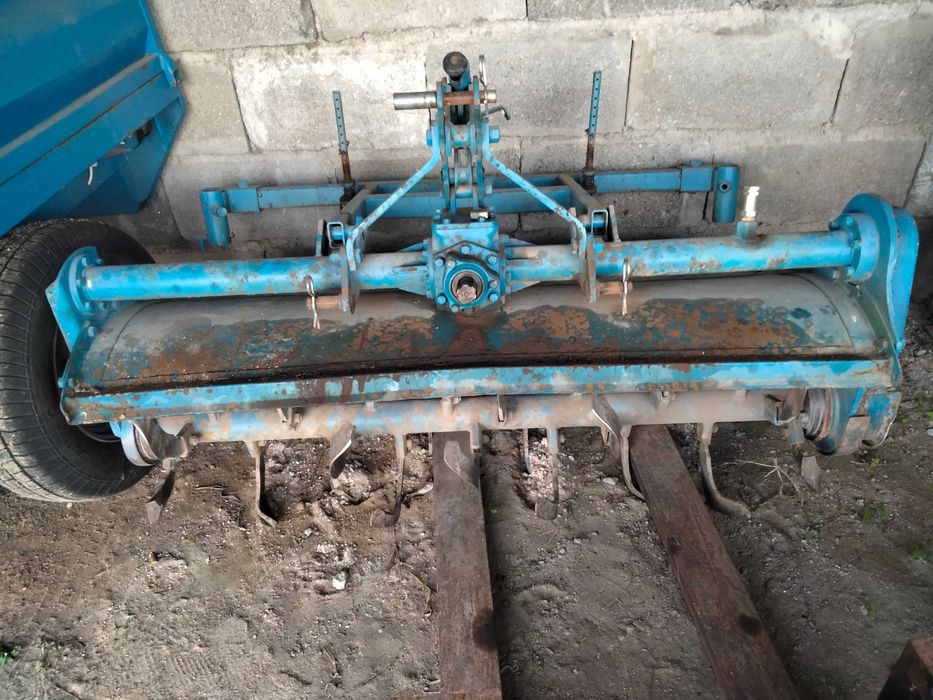 Trator Mitsubishi sem matrícula com alfaias