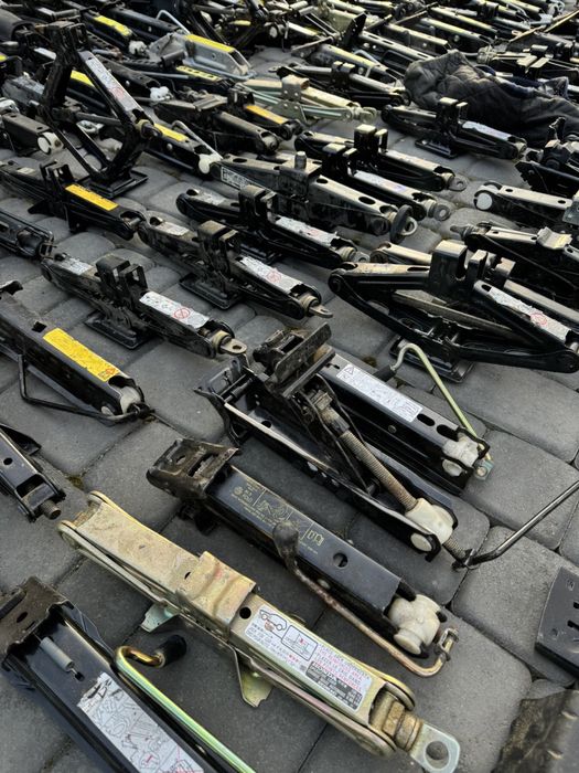 Домкрати оригінальні для автомобілів VW Fiat Skoda Toyota Renault інші