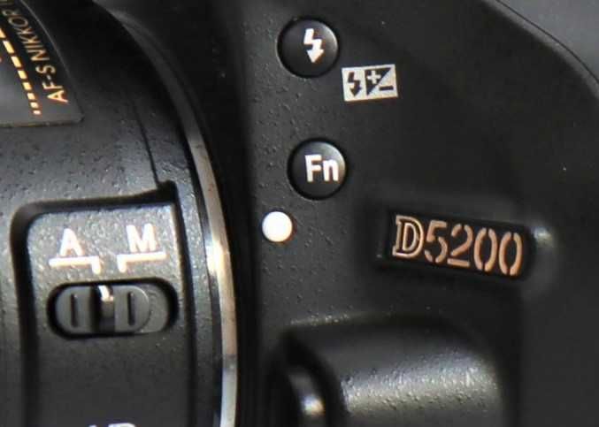 Nikon D5200 com lente Nikon 18-55mm máquina fotográfica digital reflex