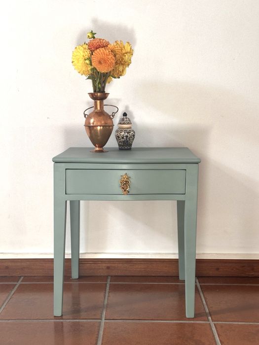 Mesa de apoio em madeira com gaveta