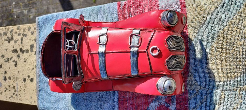 Réplica de carro antigo de cor vermelha