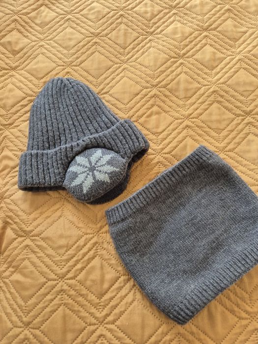 Czapka i komin z polarem i zabezpieczeniem na uszy.