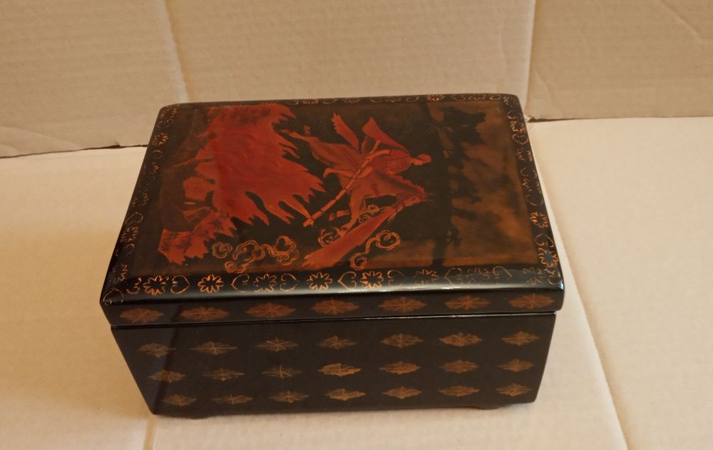 Pudełko/ szkatułka z laki