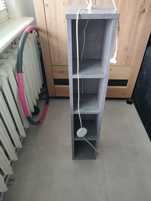 Regał wąski na książki z lampką