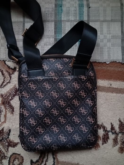 Продам барсетку guess