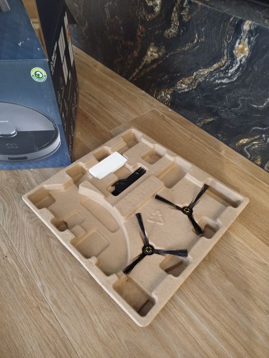 Robot sprzątający silvercrest ze stacją opróżniającą .fabrycznie nowy.