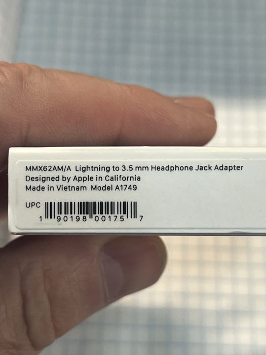 Оригінальний перехідник A1749 Lightning to 3.5 Jack