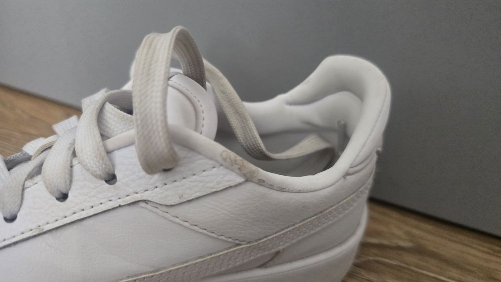 Białe buty PUMA.