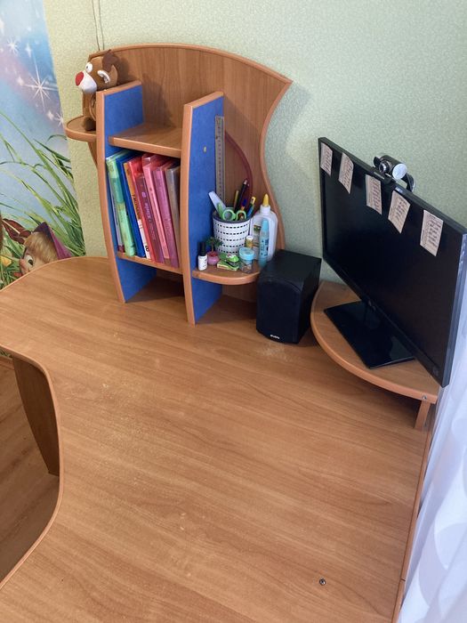 Письмово компʼютерний стіл