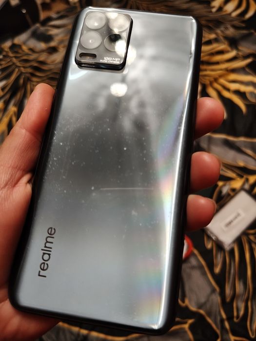 Smartfon Realme 8 pro duży zestaw