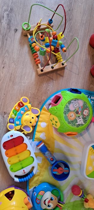 Zestaw zabawek interaktywnych (w tym Fisher Price)