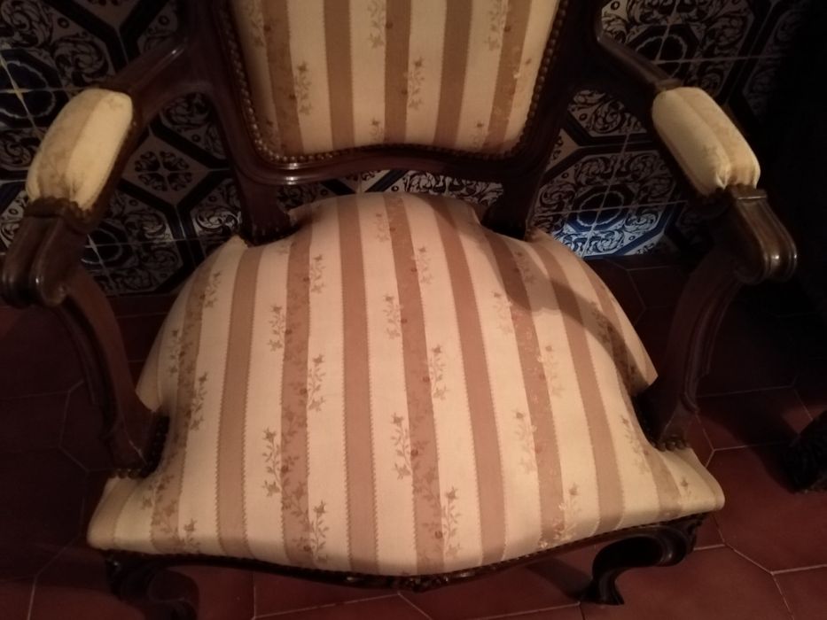 Cadeirão de Braços em Mogno Estofado