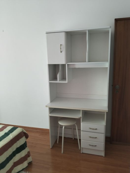 Alugo quarto de solteiro com varanda