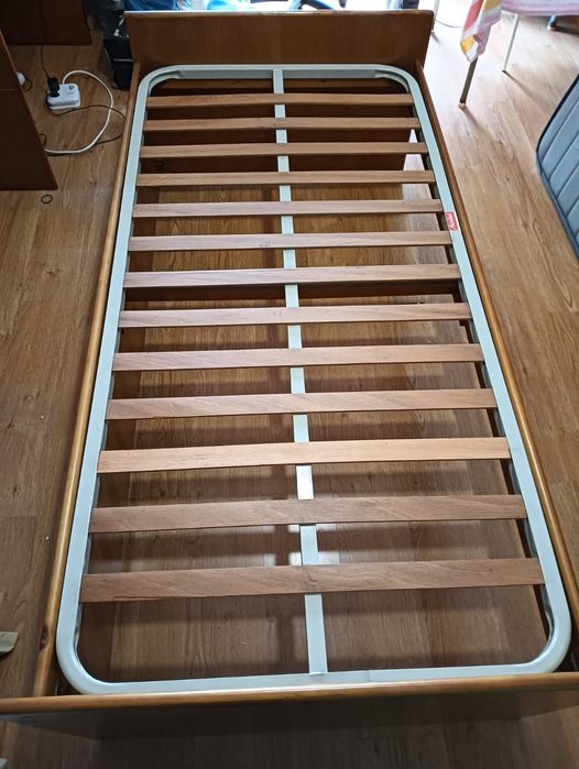 Cama de solteiro em madeira de pinho com estrado