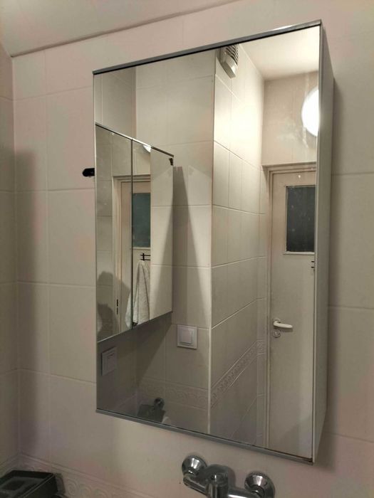 Dwie szafki łazienkowe z lustrami