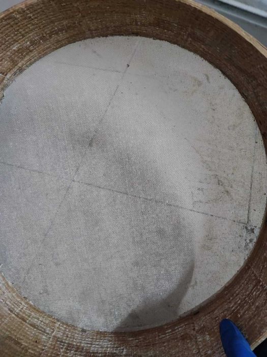 Peneira antiga com aro circular em madeira