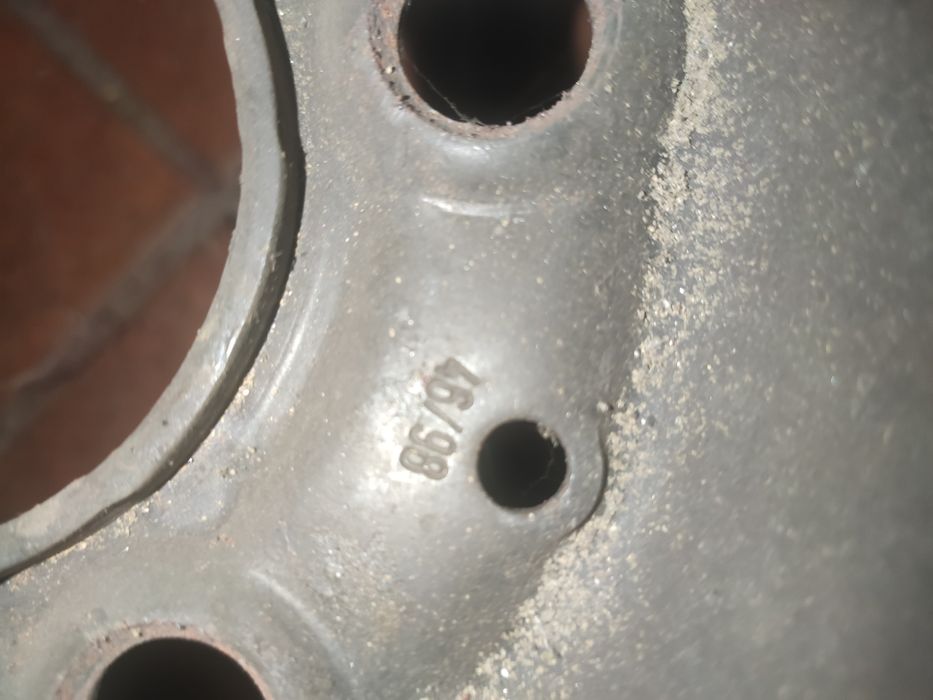 Vendo 2 Jantes 15 Mercedes com Tampões