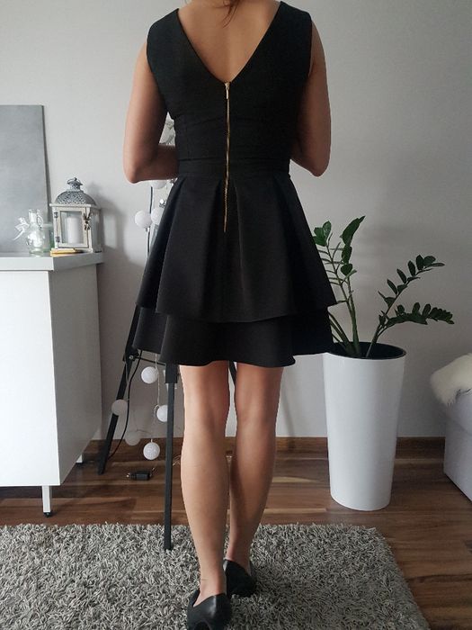 Mała czarna elegancka sukienka z falbanami rozmiar 36