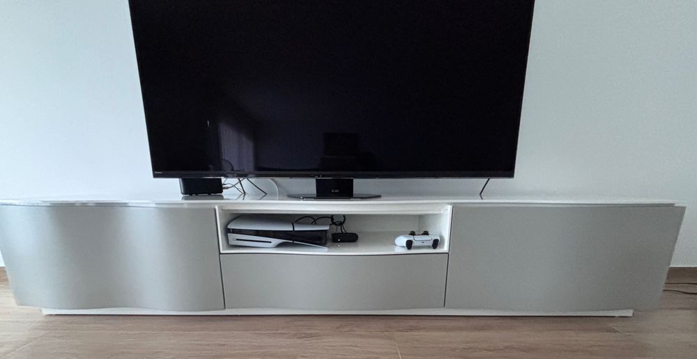 Móvel de TV lacado Antarte com iluminação LED