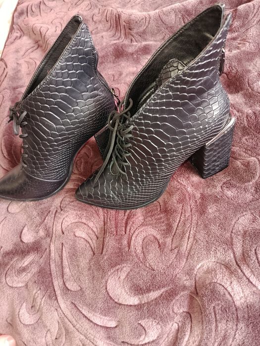 Жіночі Шкіряні Ботинки на підборі.