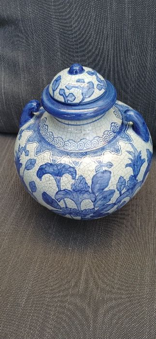 Pote em cerâmica com decoração em azul