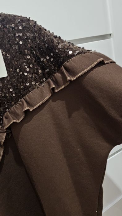 Bluza czekoladowa masełko , z cekinami z falbanką