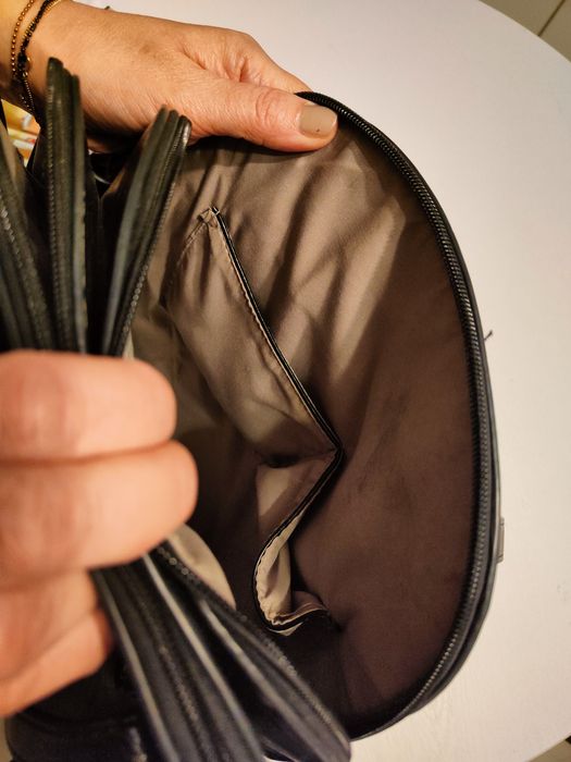 Czarna torebka na ramię średniej wielkości Ines Delaure