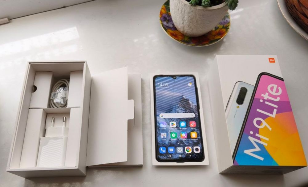 Мобільний телефон Xiaomi Mi 9 Lite.