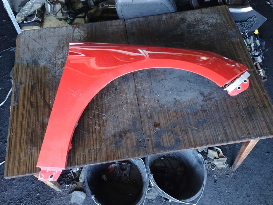 Błotnik Czerwony Przód Przedni Prawy Ford Focus MK3 2014r. itp.