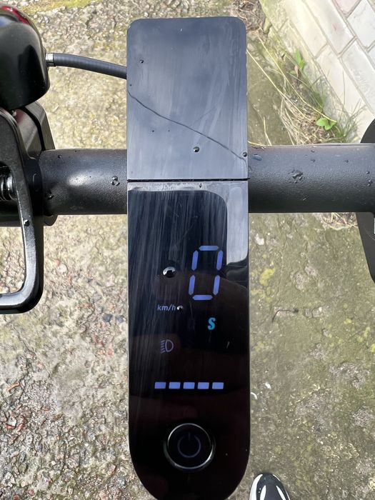 Продам Xiaomi Mi Electric Scooter Mercedes-AMG Petronas F1