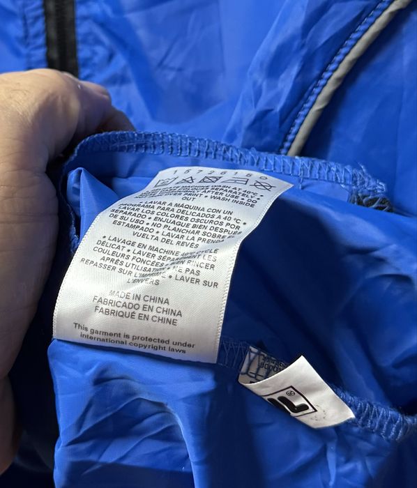 Дуже легка вітровка FILA нова оригінал М-ка