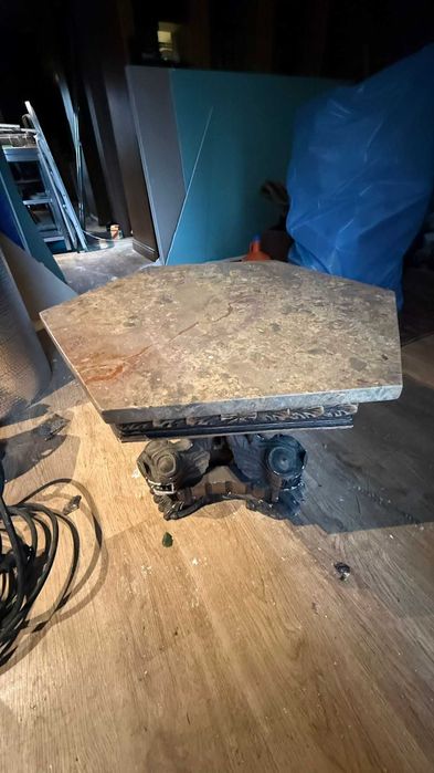 Mesa de apoio antiga com tampo em pedra/mármore