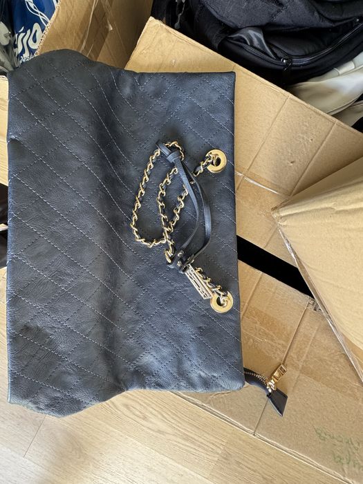 Mala azul com corrente