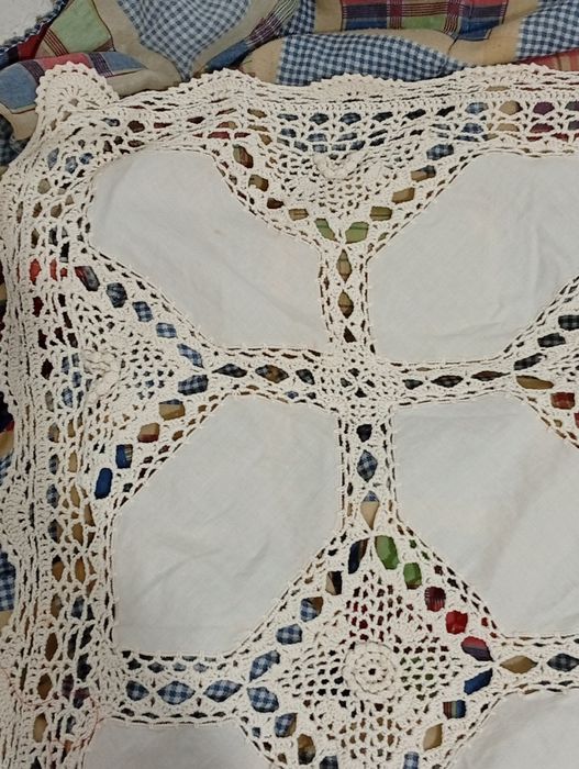Pequena Toalha de Mesa em Renda feita a mão