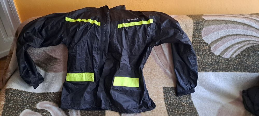 Kurtka przeciw deszczowa i spodnie komplet