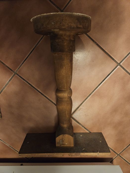 Cztery używane drewniane tralki.