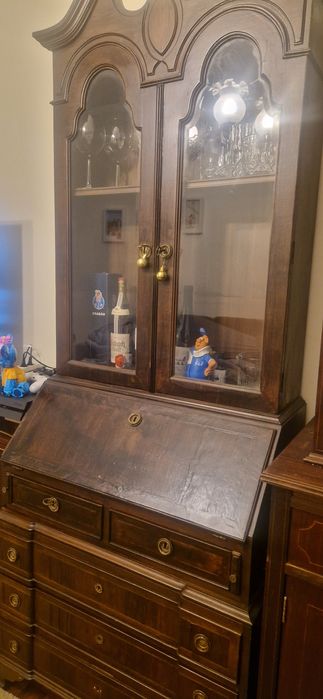 Secretária clássica em madeira com vitrine – estilo antigo