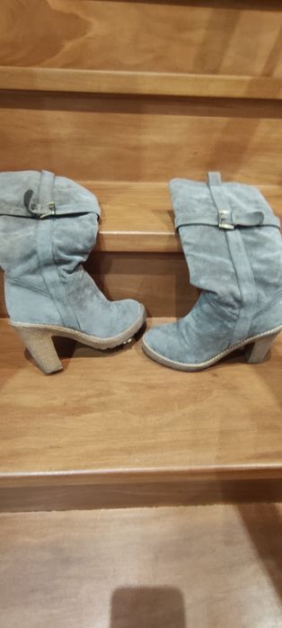 Botas de cano, em camurça