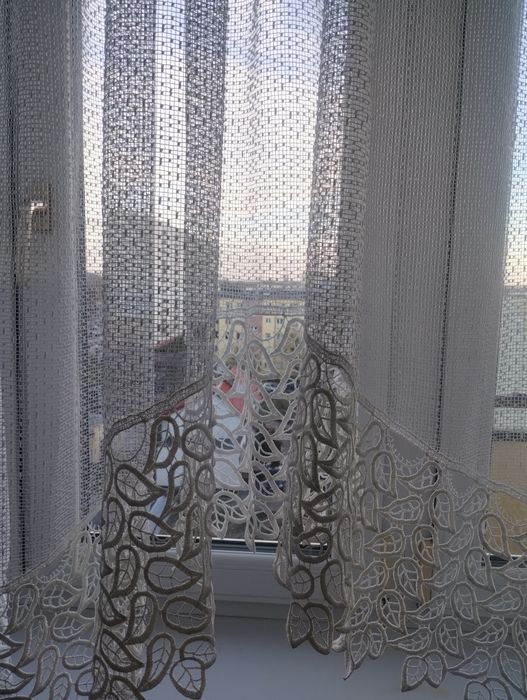 Firana na taśmie z gipiurą na duże okno - 5,20 m po umieszczeniu