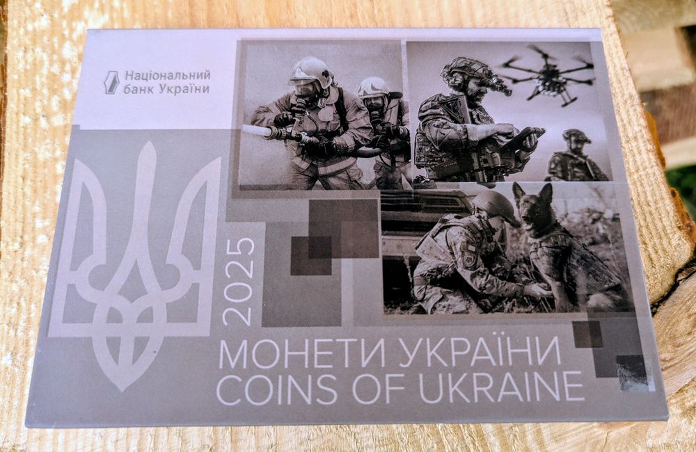 Річні набори обігових монет НБУ - 2013, 2021, 2025 років та медалі до наборів 2013 і 2008 років