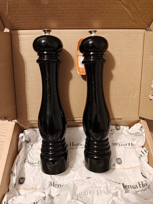 Duży młynek do soli i do pieprzu LeCruset czarny błyszczący 30cm
