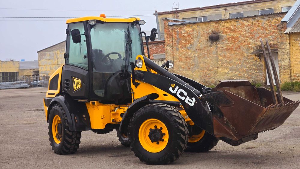 Фронтальний навантажувач jcb